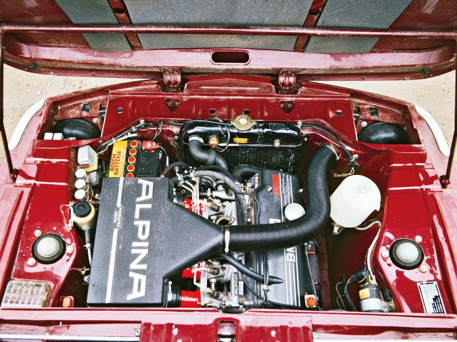 Моторный отсек BMW 2002 tii by Alpina (E10) 1973 года  (фото 12 из 12)